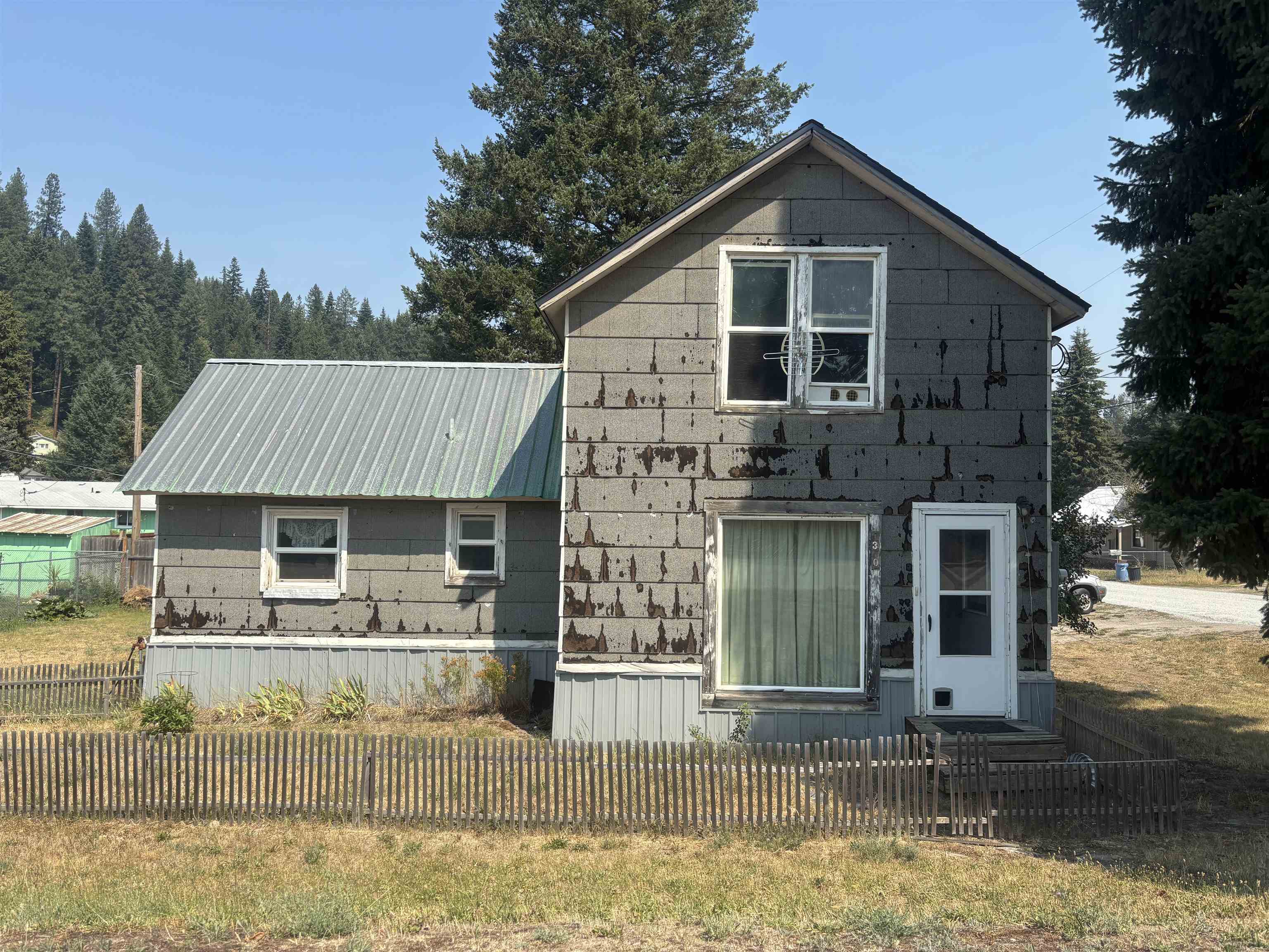 Single Family at 1300 1st Ave, Newport, WA