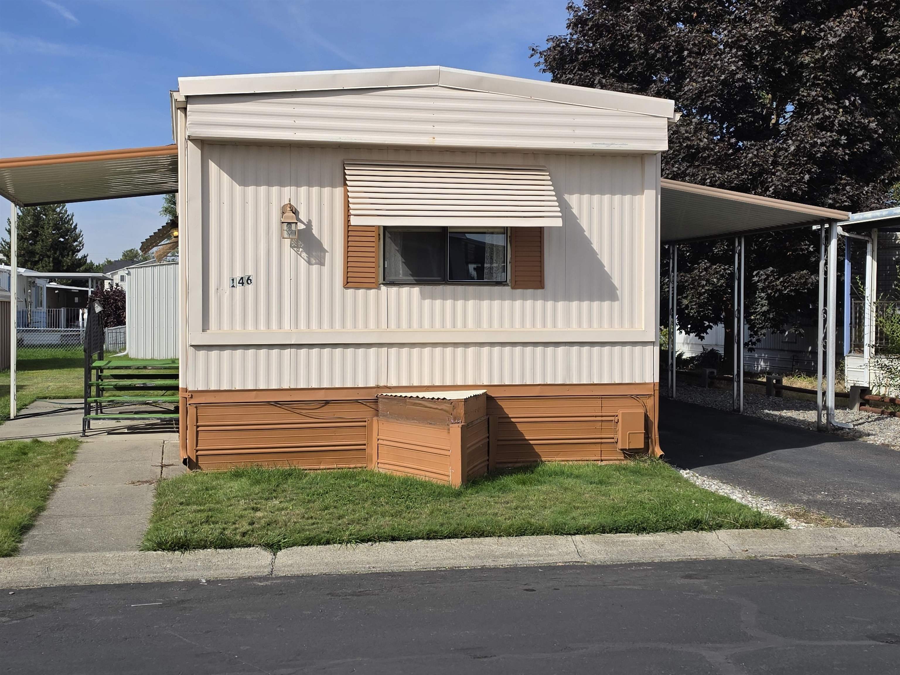 1205 LYONS AVE Ave